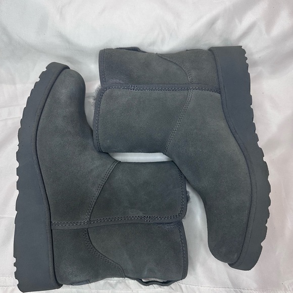 Women’s UGG boots in a size 6.5 (4.5-5 in kids) - Picture 3 of 5
